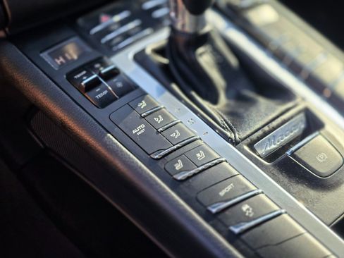 Used 2018 Porsche Macan image 35