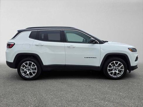 Used 2025 Jeep Compass Limited AWD/4WD image 2