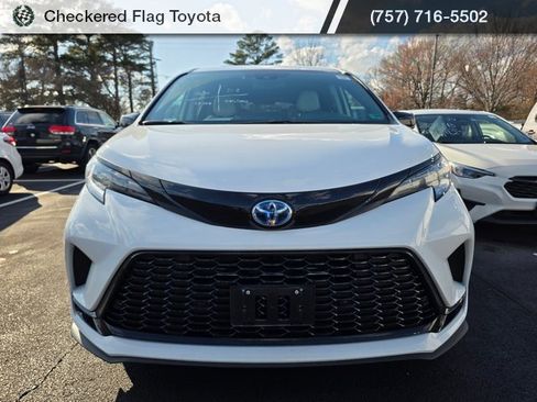 Used 2025 Toyota Sienna XSE w/ XSE Plus Package image 2