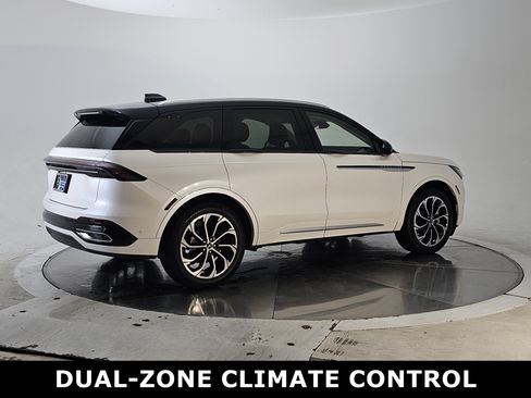 Used 2024 Lincoln Nautilus Reserve image 2