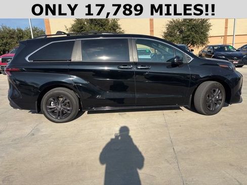 Used 2024 Toyota Sienna XLE Woodland Edition image 2