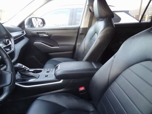 Used 2023 Toyota Highlander XLE image 5