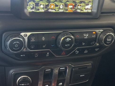 Used 2016 Jeep Wrangler Unlimited Sahara w/ Connectivity Group AWD/4WD image 20