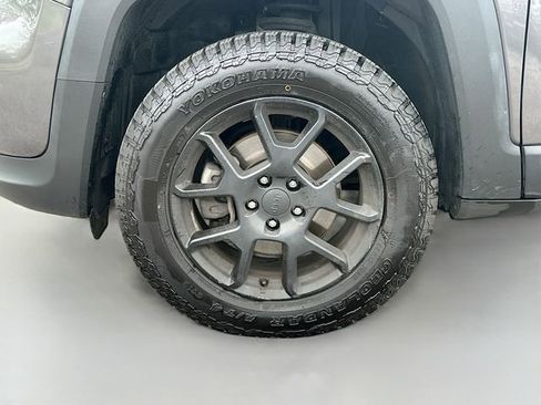 Used 2019 Jeep Renegade Latitude w/ Cold Weather Group AWD/4WD image 29