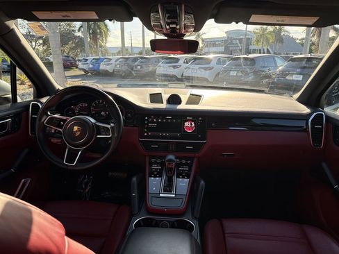 Used 2022 Porsche Cayenne image 16