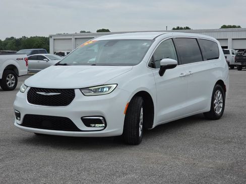 Certified 2023 Chrysler Pacifica Touring-L FWD image 3