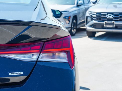 Certified 2025 Hyundai Elantra SEL image 11