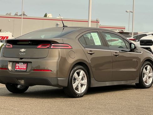 Used 2014 Chevrolet Volt Premium w/ Premium Trim Package FWD image 2
