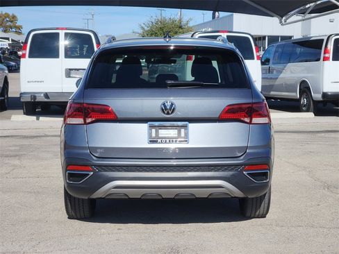 Used 2024 Volkswagen Taos SE image 6