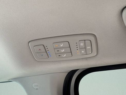 Used 2023 Kia Carnival LX FWD image 12