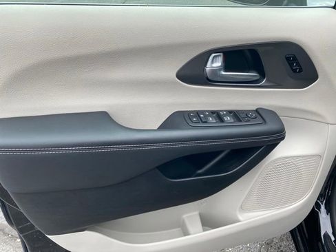 Used 2024 Chrysler Pacifica Touring-L image 13