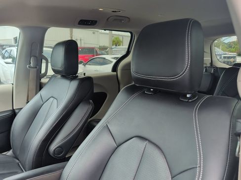 Used 2024 Chrysler Pacifica Touring-L FWD image 10