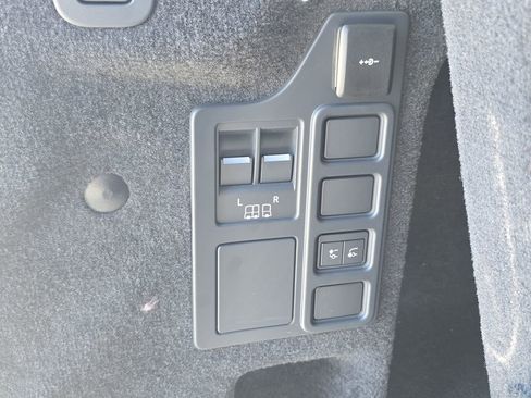 Used 2025 Land Rover Discovery Dynamic SE image 15