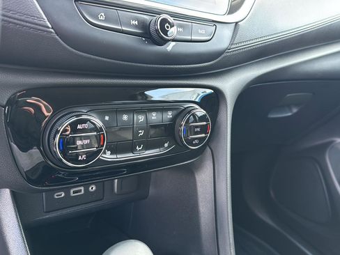 Used 2022 Buick Encore GX Essence image 22