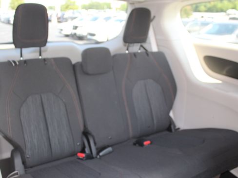 Used 2019 Chrysler Pacifica Touring Plus w/ Tire & Wheel Group FWD image 29