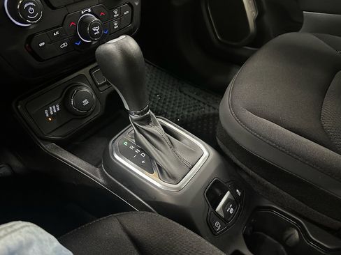 Used 2023 Jeep Renegade Latitude w/ Premium Group image 29