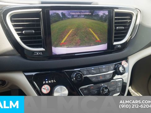 Used 2024 Chrysler Pacifica Touring-L FWD image 8