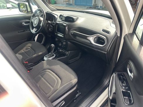 Used 2018 Jeep Renegade Latitude w/ Cold Weather Group image 16