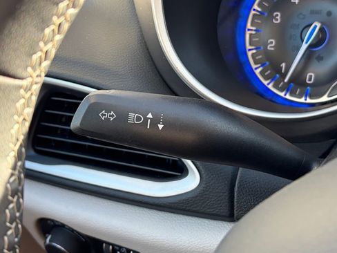 Used 2024 Chrysler Pacifica Touring-L image 15