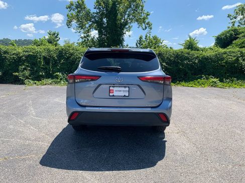 Used 2020 Toyota Highlander XLE AWD/4WD image 4
