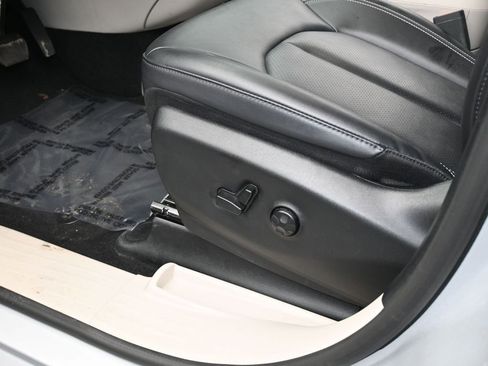 Used 2024 Chrysler Pacifica Select image 12