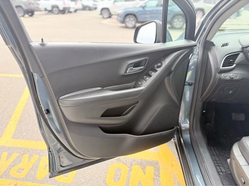 Used 2022 Chevrolet Trax LT w/ LT Convenience Package image 12