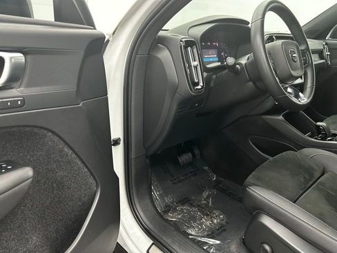 Used 2023 Volvo XC40 B5 Plus w/ Climate Package image 27