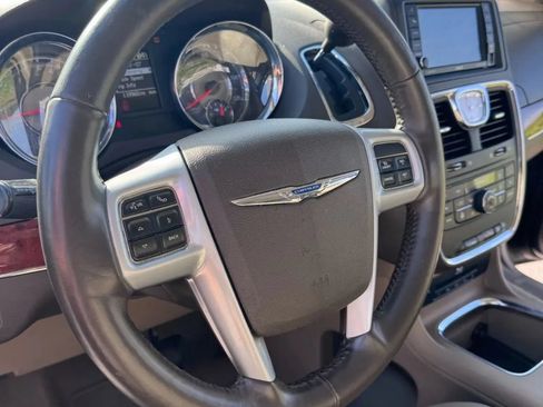Used 2014 Chrysler Town & Country Touring-L w/ Driver Convenience Group FWD image 21