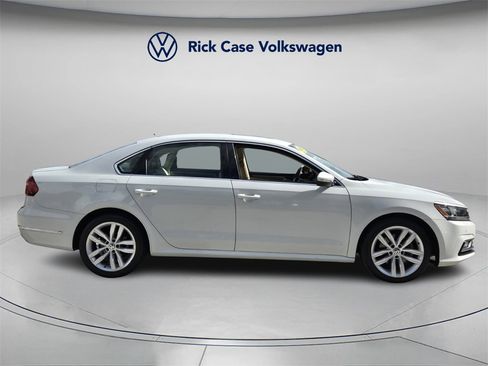 Used 2018 Volkswagen Passat 2.0T SE image 3
