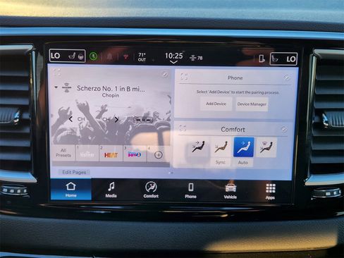 Used 2025 Chrysler Pacifica Select image 17