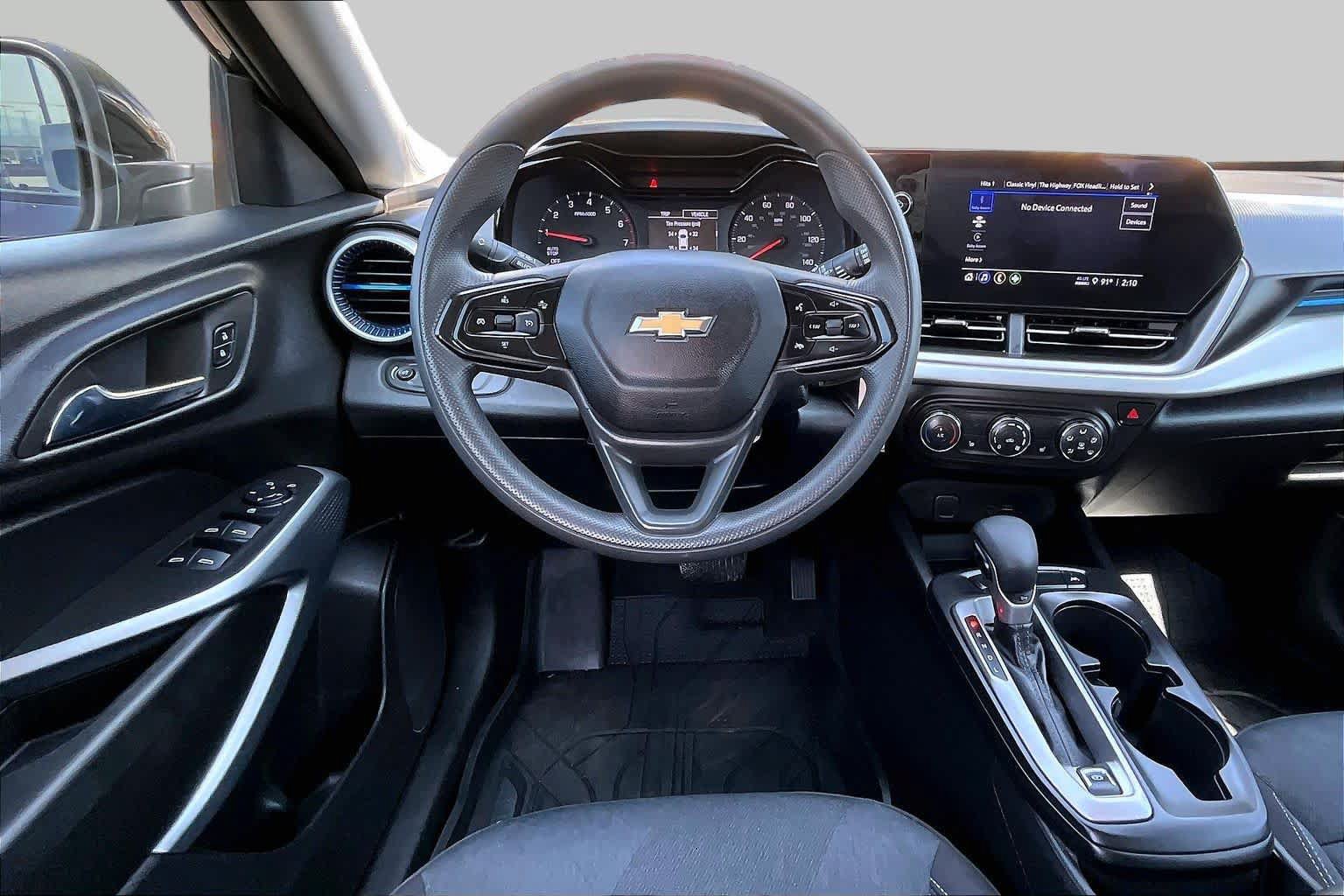 Used 2025 Chevrolet Trax LS w/ LS Convenience Package FWD image 5