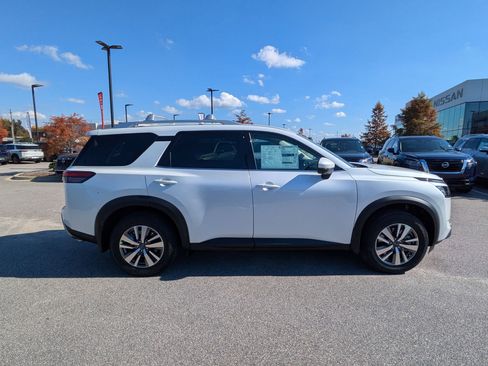 New 2025 Nissan Pathfinder SL image 2