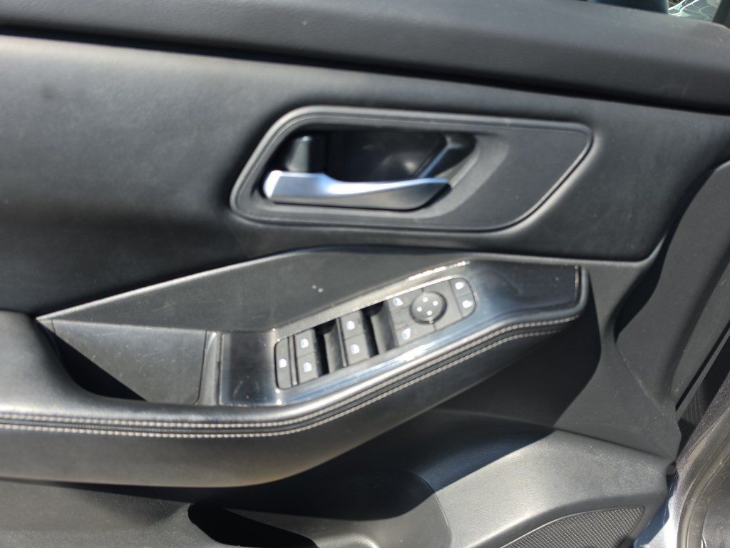 Used 2025 Nissan Rogue SV FWD image 9