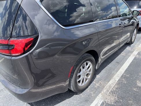 Used 2023 Chrysler Pacifica Touring-L image 3