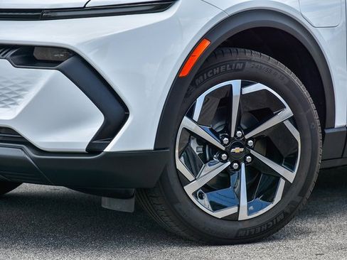 Used 2025 Chevrolet Equinox EV LT image 2