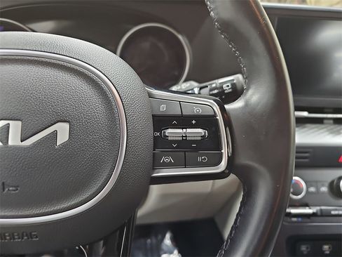 Used 2024 Kia Carnival LX image 18