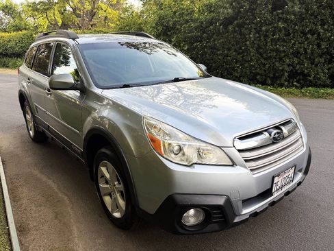 Used 2014 Subaru Outback 2.5i Premium image 9