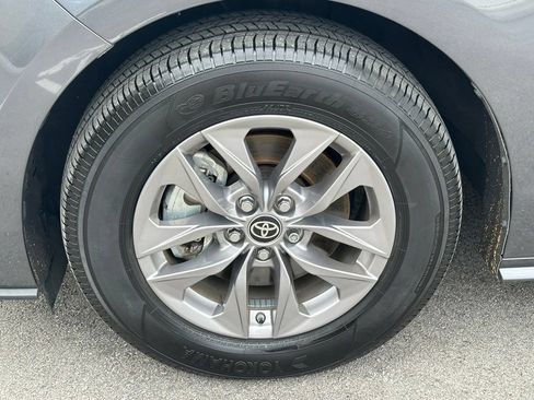 Used 2025 Toyota Sienna LE AWD/4WD image 9