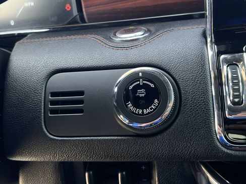 Used 2020 Lincoln Navigator Reserve w/ Luxury Package RWD image 20