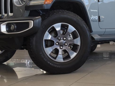 Used 2018 Jeep Wrangler Unlimited Sahara AWD/4WD image 11