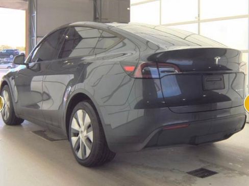 Used 2024 Tesla Model Y Long Range AWD/4WD image 7