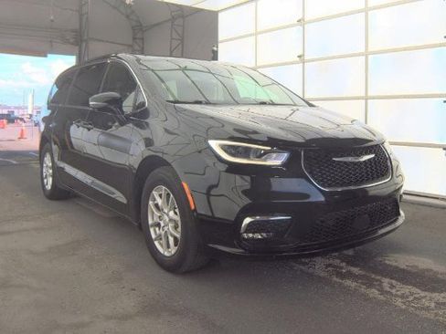 Used 2025 Chrysler Pacifica Select FWD image 2