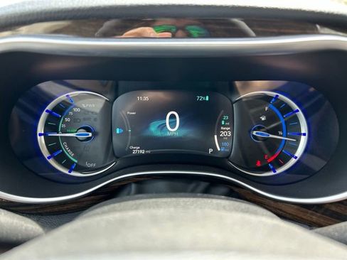 Used 2023 Chrysler Pacifica Limited w/ Uconnect Theater Family Group FWD image 2