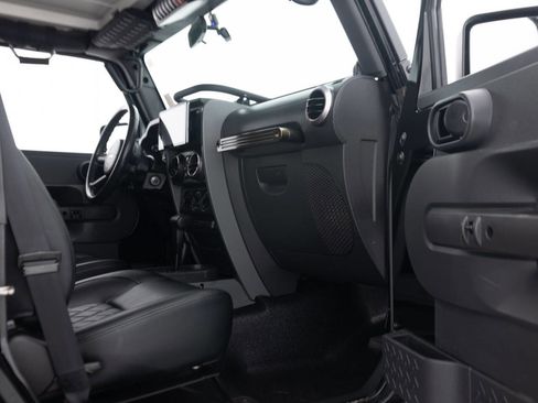 Used 2007 Jeep Wrangler Unlimited Rubicon w/ PWR Convenience Group AWD/4WD image 35