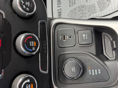 Used 2018 Jeep Compass Latitude AWD/4WD image 27