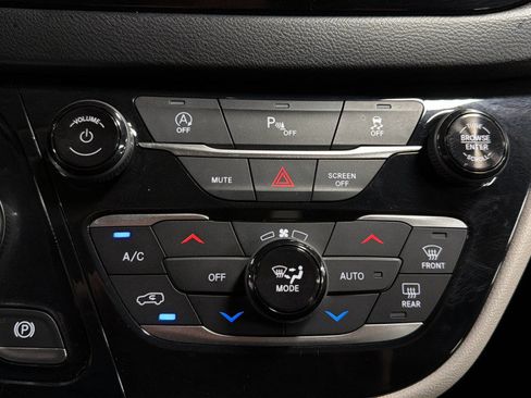 Used 2018 Chrysler Pacifica Touring-L FWD image 27
