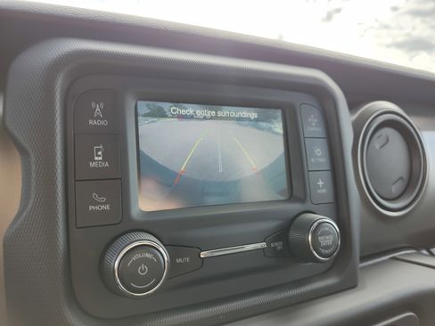 Used 2018 Jeep Wrangler Unlimited Sport AWD/4WD image 2