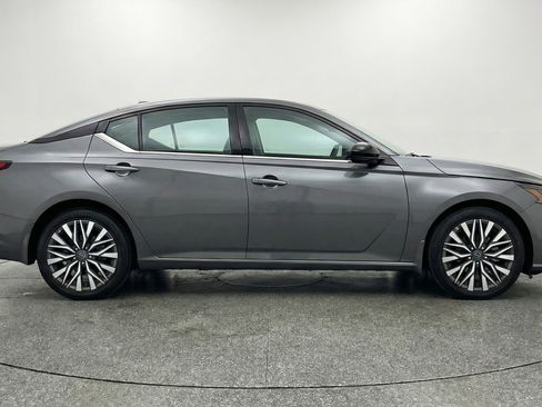 Used 2025 Nissan Altima 2.5 SV FWD image 11