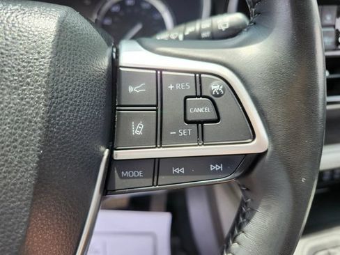Used 2022 Toyota Highlander XLE AWD/4WD image 35
