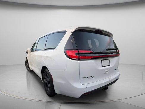 Used 2022 Chrysler Pacifica Limited w/ Uconnect Theater Family Group FWD image 7